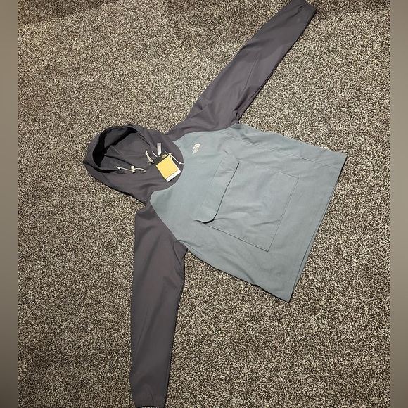 New North Face pull over - Picture 2 of 2